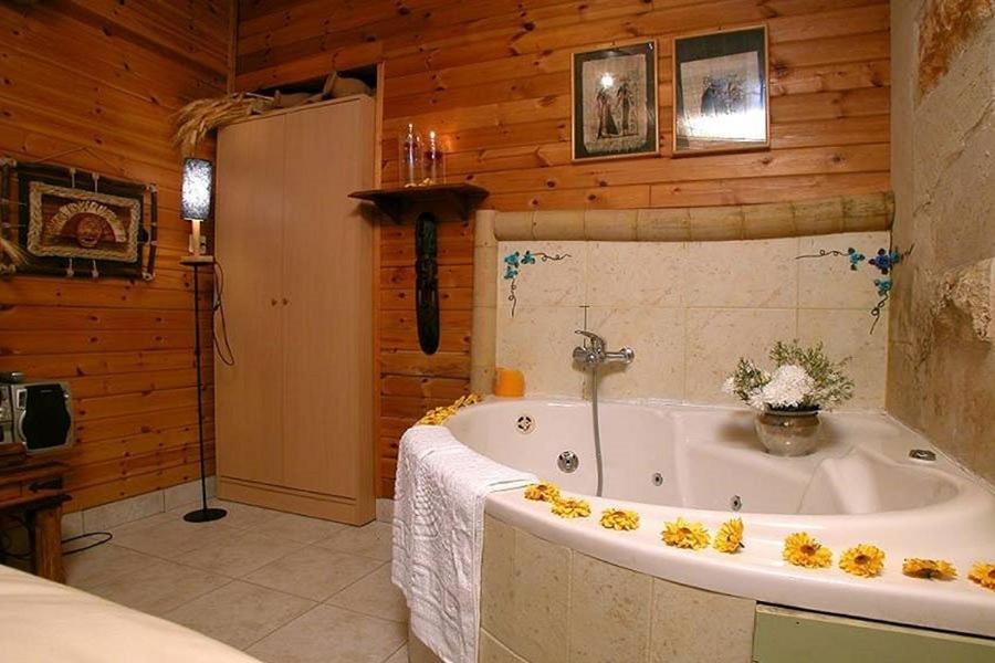 Hotel ביקתפוז וקלמנטינה- מתחם בקתות וסוויטות עם ג'קוזי פרטי ובריכה משותפת Liman Pokoj fotografie