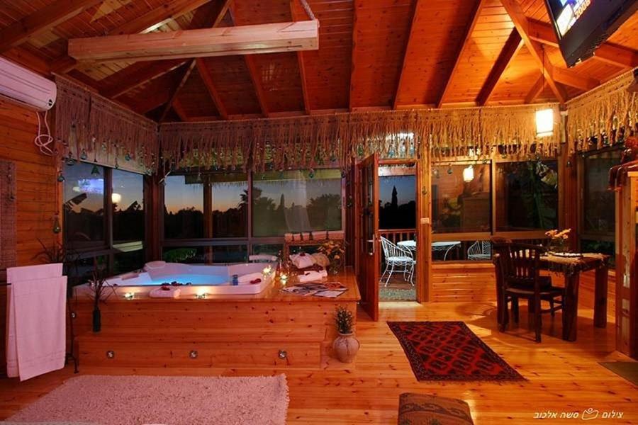 Hotel ביקתפוז וקלמנטינה- מתחם בקתות וסוויטות עם ג'קוזי פרטי ובריכה משותפת Liman Pokoj fotografie